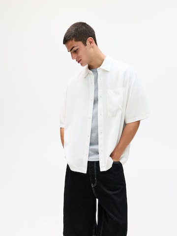 Comfort fit Camicia di Pull&Bear in bianco