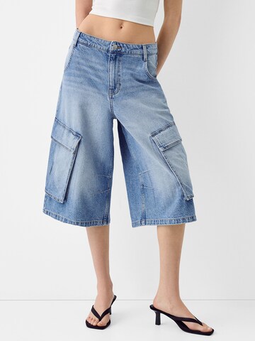 Bershka Wide leg Cargo jeans in Blue: front