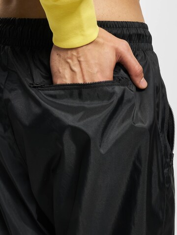 Effilé Pantalon de sport NIKE en noir