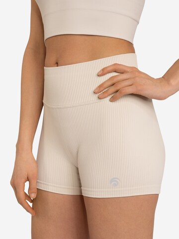 OCEANSAPART - Skinny Pantalón deportivo 'Maya' en beige: frente