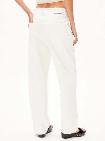 ARMEDANGELS Loosefit Bandplooi jeans 'HAAYI' in Wit