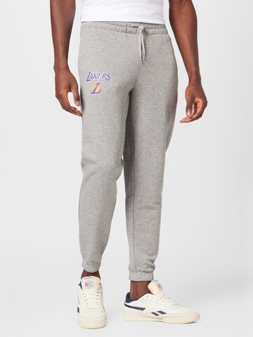 NEW ERA Tapered Broek 'NBA' in Grijs: voorkant