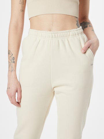 Tapered Pantaloni sportivi di aim'n in beige