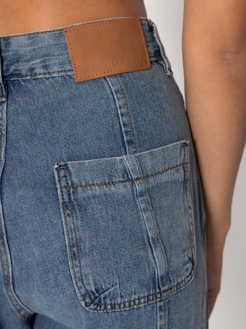 SASSYCLASSY Tapered Jeans in Blue