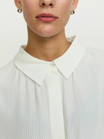 Maglietta ' SRJarreh ' di Soft Rebels in bianco