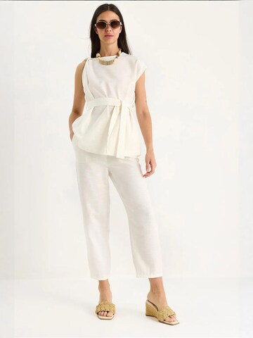 Completo pantalone di Bianco Lucci in beige: frontale