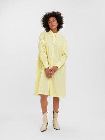 VERO MODA - Vestidos camiseiros 'Gittana' em amarelo