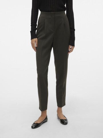 Regular Pantalon à pince 'ISABEL' VERO MODA en marron : devant