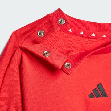 Survêtement 'Essentials' ADIDAS SPORTSWEAR en rouge