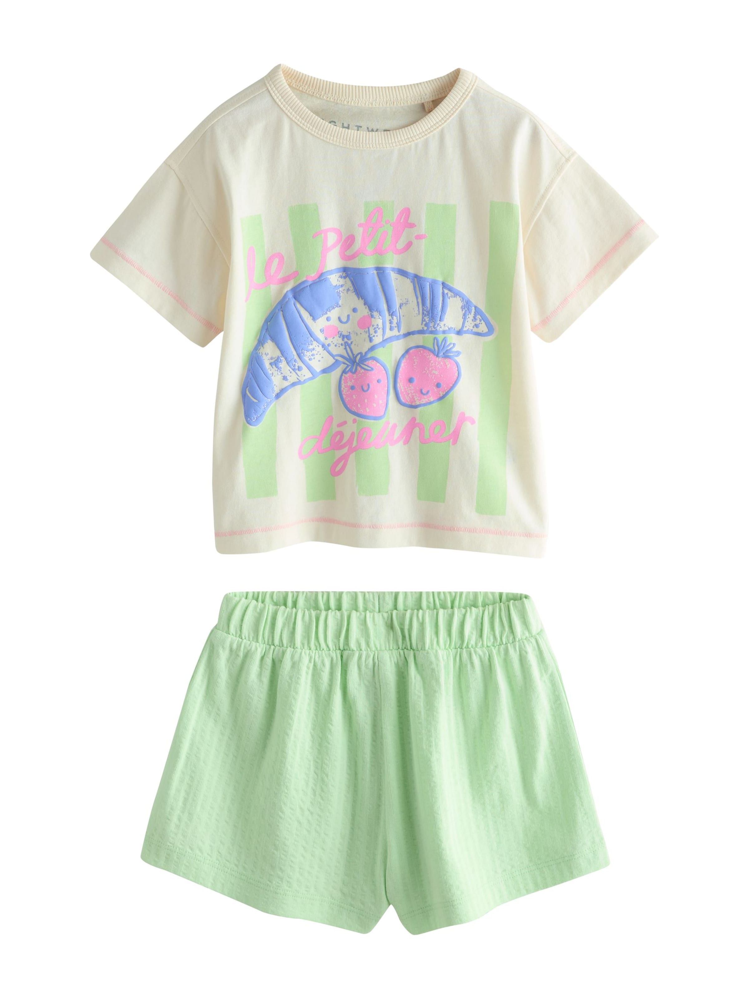 Pijamale de la Next pe bej