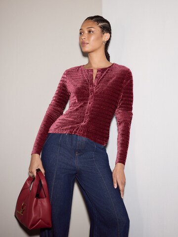 sarkans Next Adīta jaka: no priekšpuses