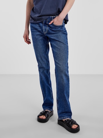 PIECES Regular Jeans 'KESIA' i blå: forside