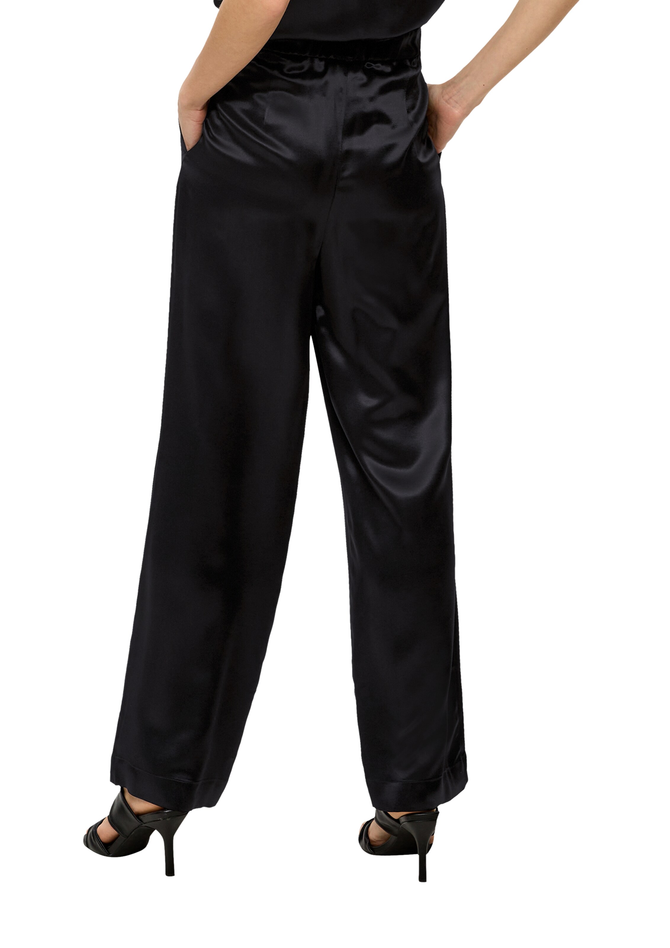 s.Oliver BLACK LABEL Zvonové kalhoty Kalhoty se sklady v pase – černá