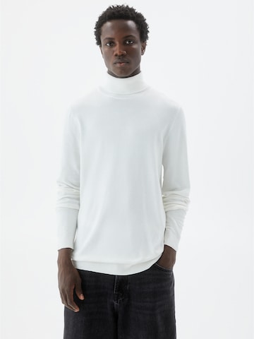 Pull&Bear Sweater in White: front