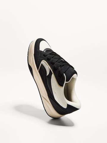 Sneaker bassa di Bershka in nero