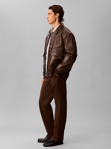 Regular Pantalon chino '90s' Calvin Klein Jeans en marron