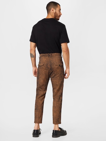 DRYKORN - regular Pantalón plisado 'JOAH' en marrón
