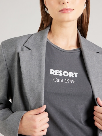 GANT T-shirt 'RESORT' i grå