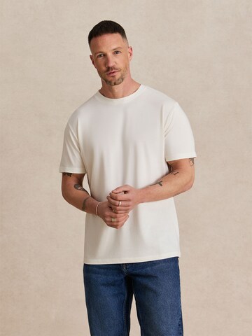DAN FOX APPAREL Средняя посадка Футболка 'Piet' в Белый: спереди