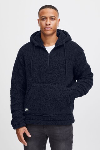 11 Project Pullover 'Daeg' in Blau: Vorderseite