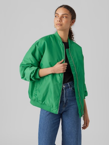 VERO MODA Between-Season Jacket 'Amber' in Green: front