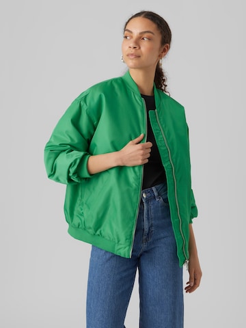 VERO MODA Φθινοπωρινό και ανοιξιάτικο μπουφάν 'Amber' σε πράσινο: μπροστά
