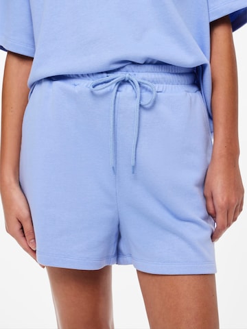 PIECES Regular Shorts 'Chilli' in Blau