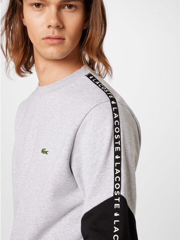 LACOSTE Sweatshirt in Grau