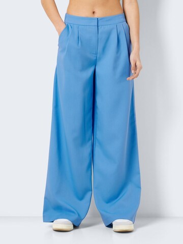 Noisy may Wide leg Pleat-front trousers 'Jamie' in Blue: front