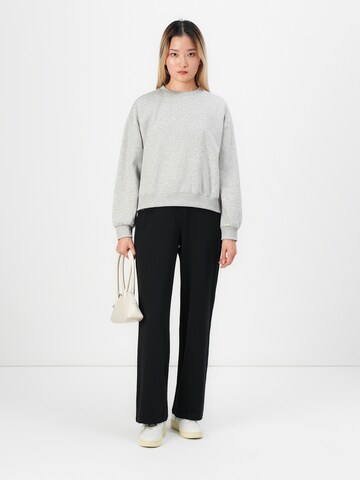 ONLYSweater majica 'ONLFIE' - siva boja