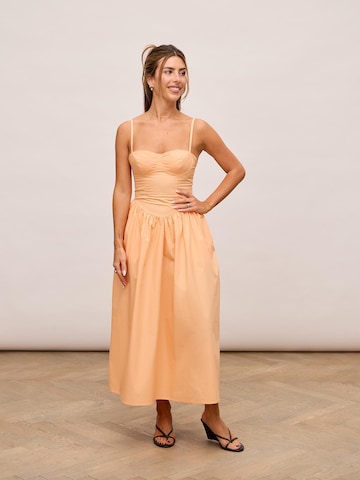 Abito di noar studios in arancione: frontale