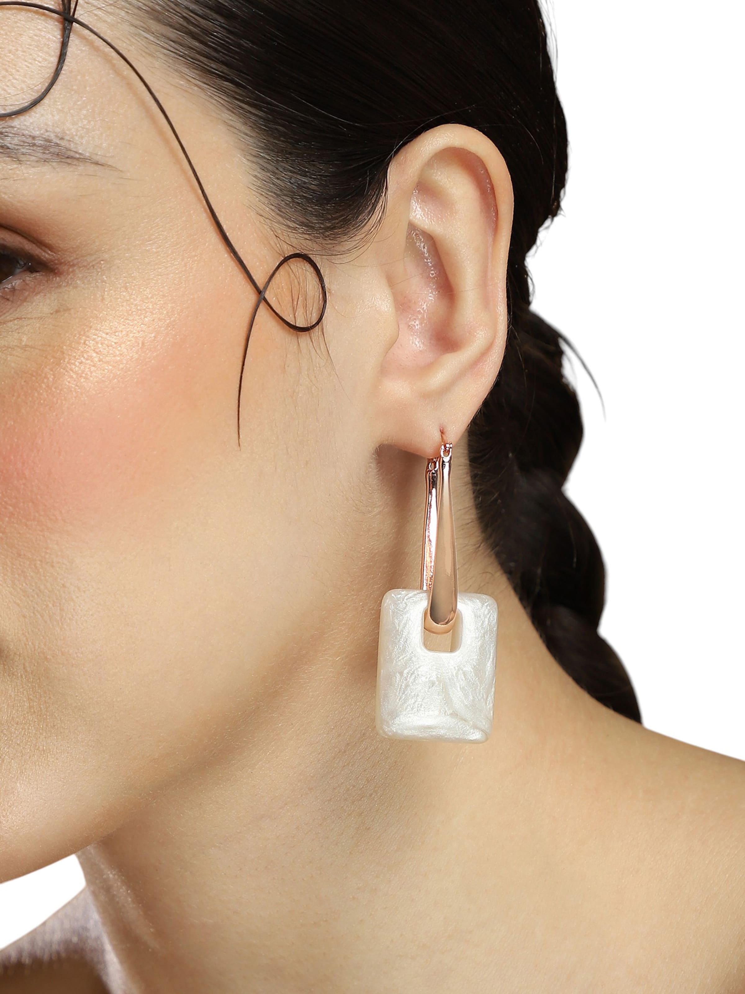 SOHI Kõrvarõngas 'Vaidehi', värv Kuld: eest vaates