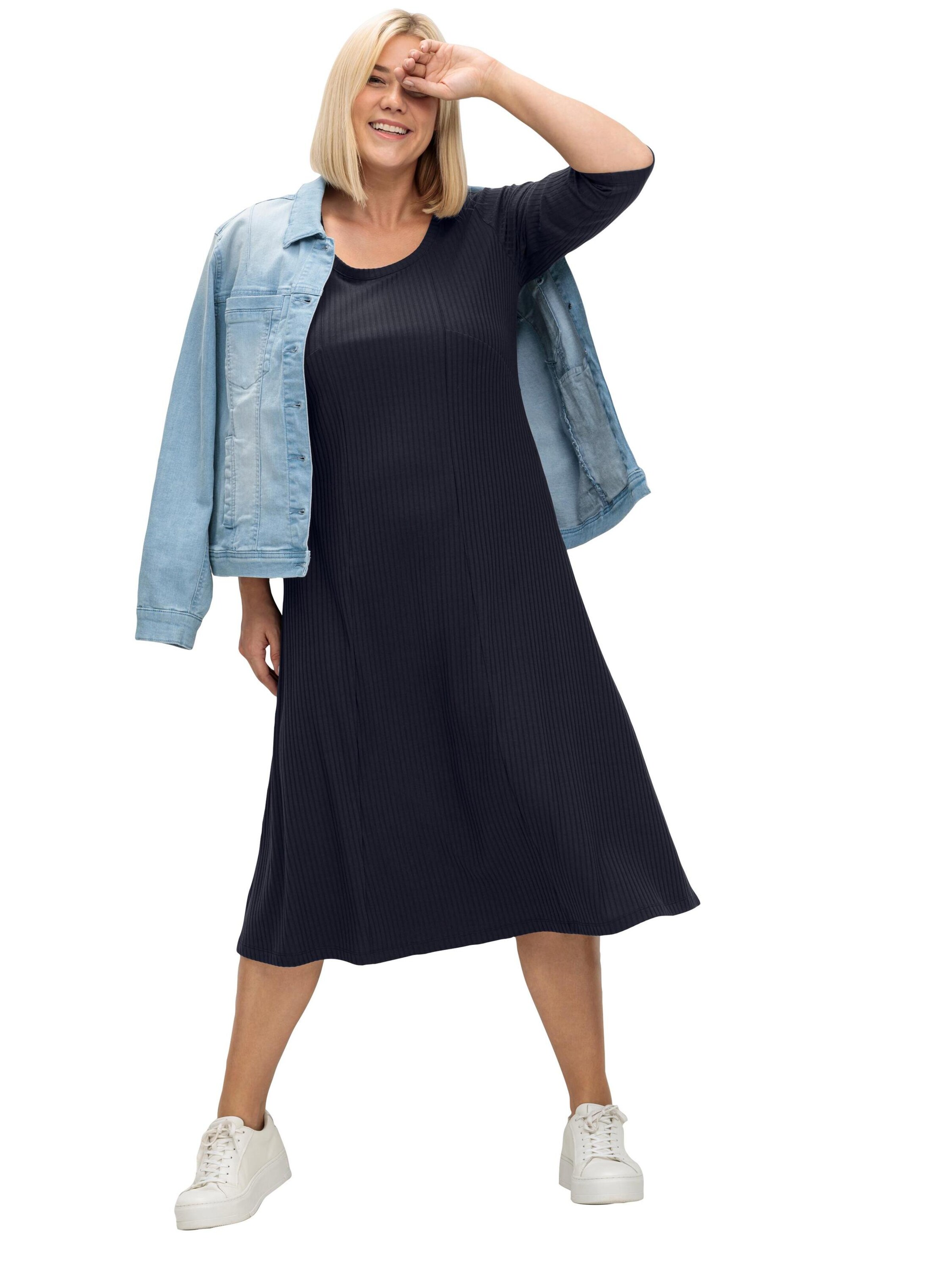 SHEEGO Jurk in Navy ABOUT YOU