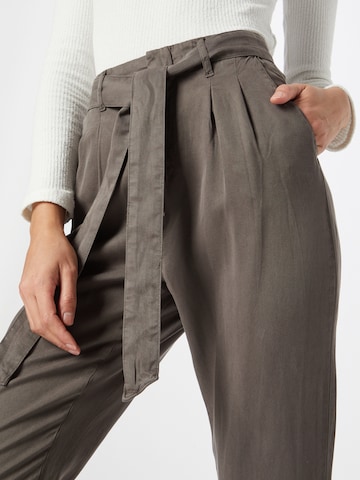 VERO MODA Tapered Pleat-Front Pants 'MIA' in Green