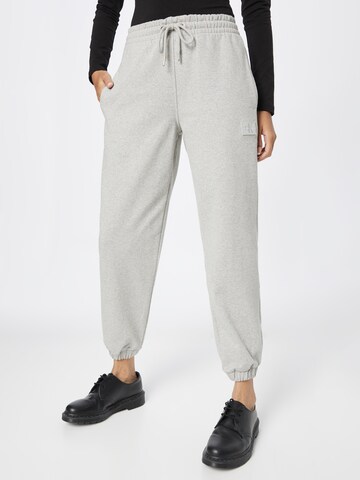 Pantaloni de la Calvin Klein Jeans pe gri: față