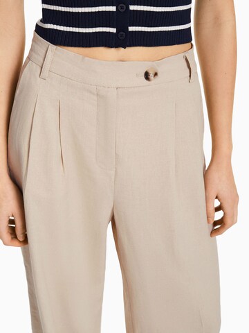 BershkaLoosefit Hlače na crtu - bež boja