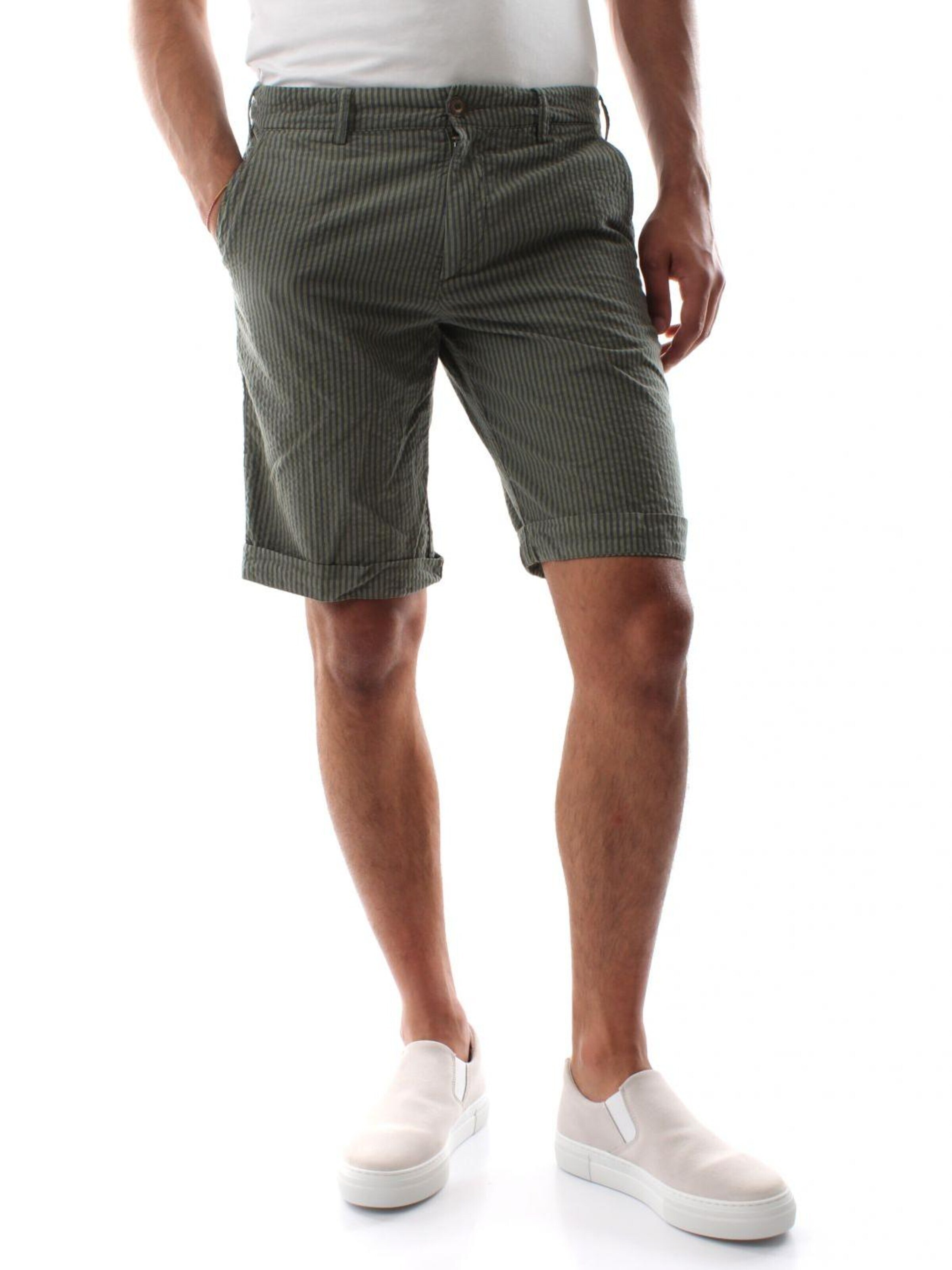 40weft Regular Trousers in Green: front