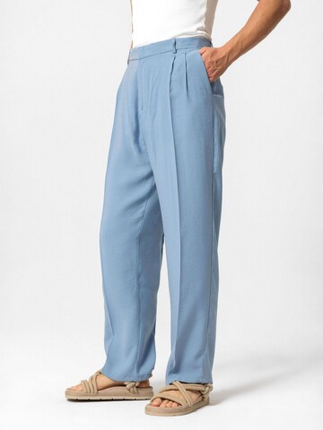 Loosefit Pantaloni con pieghe 'Ermanno' di Antioch in blu