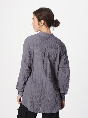 WEEKDAY Bluse in Grau