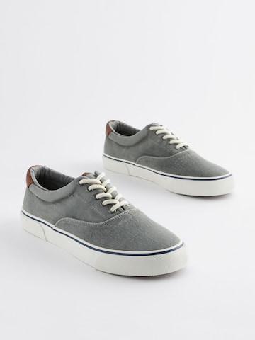 Next Låg sneaker i grå