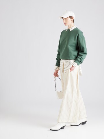 Sweat-shirt 'Essence Standard' WEEKDAY en vert