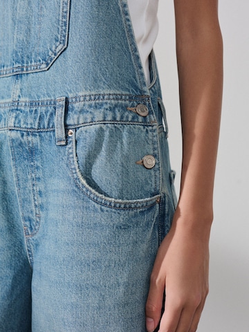 Barrel Jeans con pettorina di Next in blu