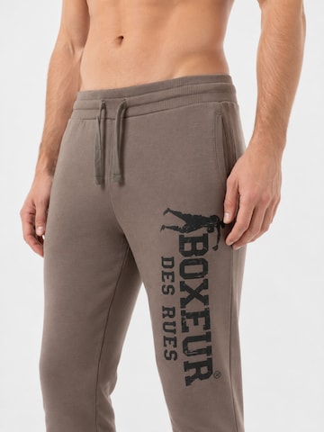 Boxeur des Rues - regular Pantalón deportivo 'Herren Jogginghose Boxeur des Rues mit Kordelzug und Bündchen, Taupe-Beige, Schwarzes vertikales Logo, Baumwolle' en beige