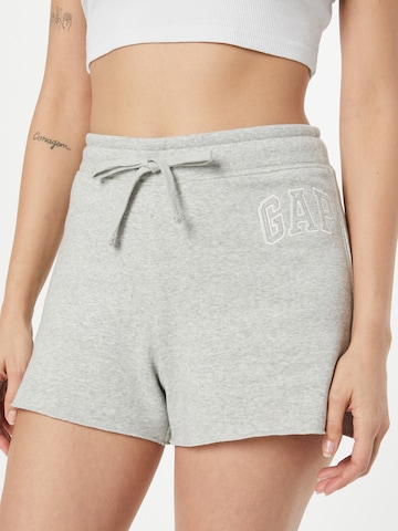 Regular Pantaloni de la GAP pe gri