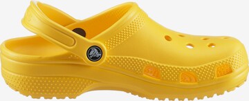 Calzatura aperta di Crocs in giallo