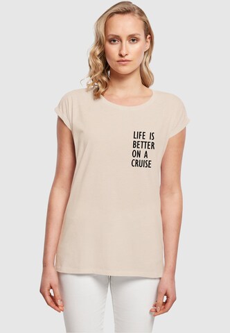 Merchcode T-Shirt 'Life Is Better' in Weiß: Vorderseite