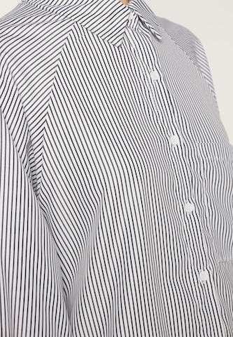 SANIKA - Blusa em branco