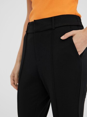 Slimfit Pantaloni con piega frontale di VERO MODA in nero