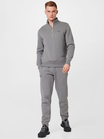 Superdry Tapered Housut värissä harmaa