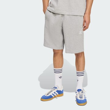 regular Pantaloni 'Essentials' di ADIDAS ORIGINALS in grigio: frontale